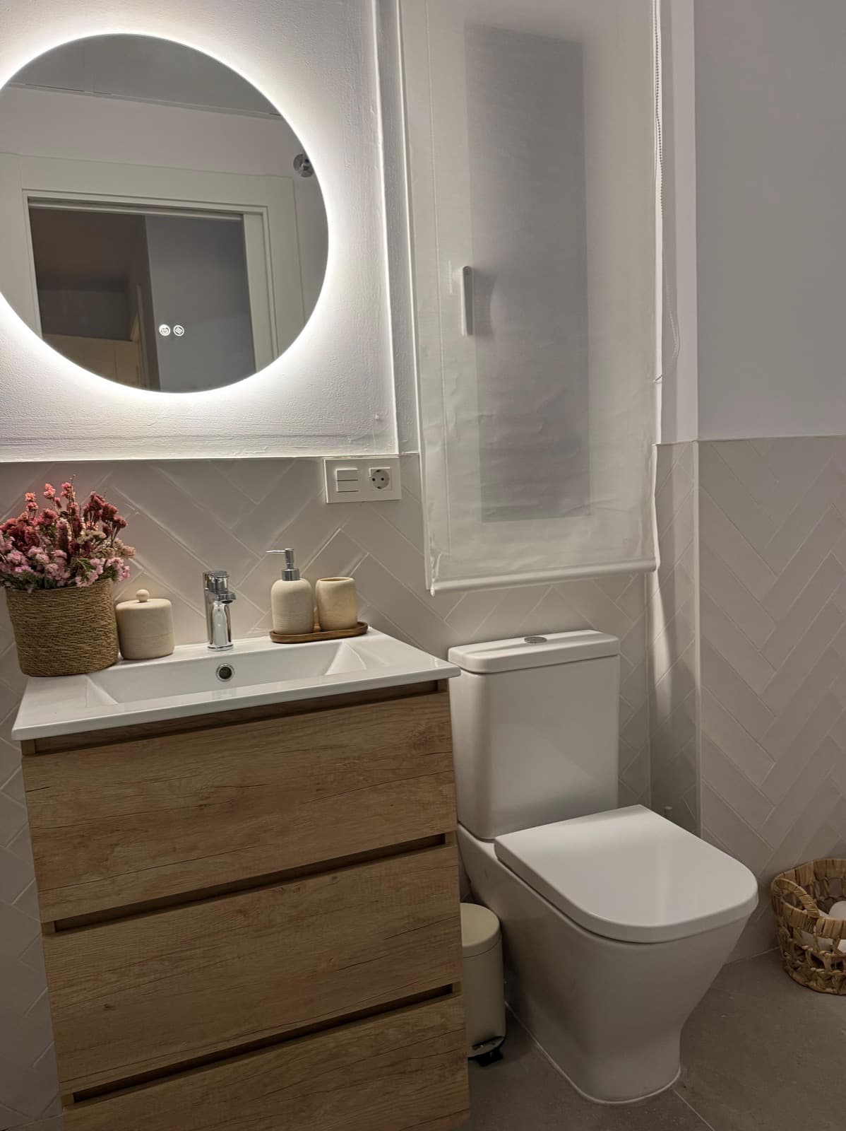 Baño moderno con espejo retroiluminado