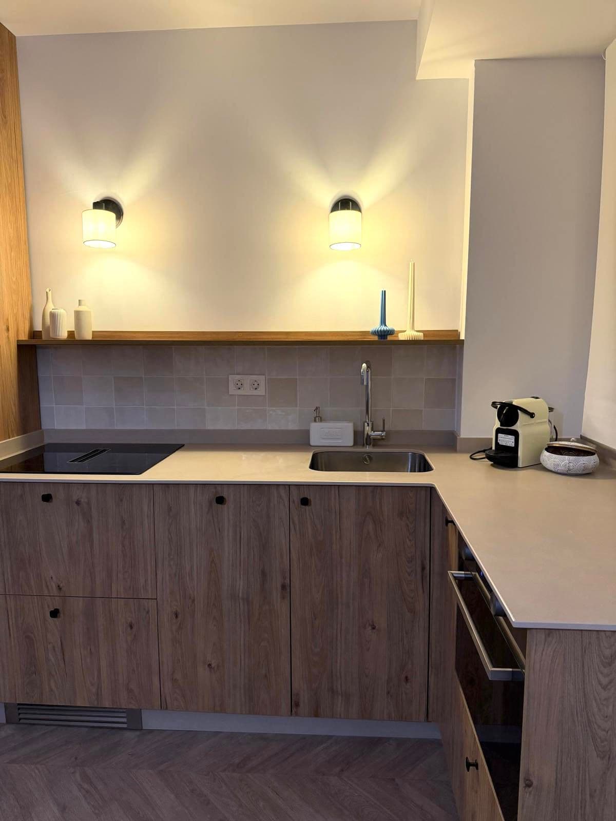 Cocina equipada con cafetera Nespresso y horno