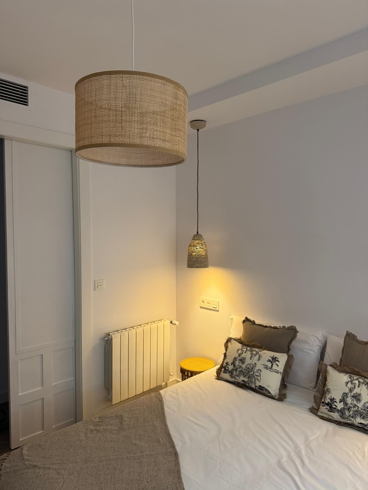 Dormitorio con armario empotrado y calefacción