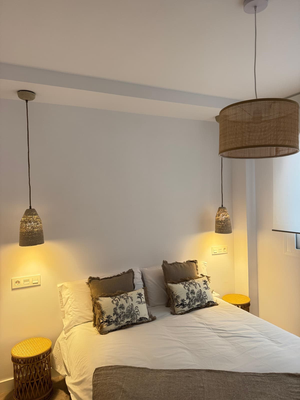 Dormitorio con iluminación nocturna cálida