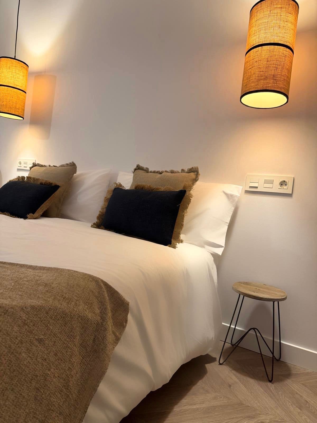 Dormitorio con lámparas de yute cálidas