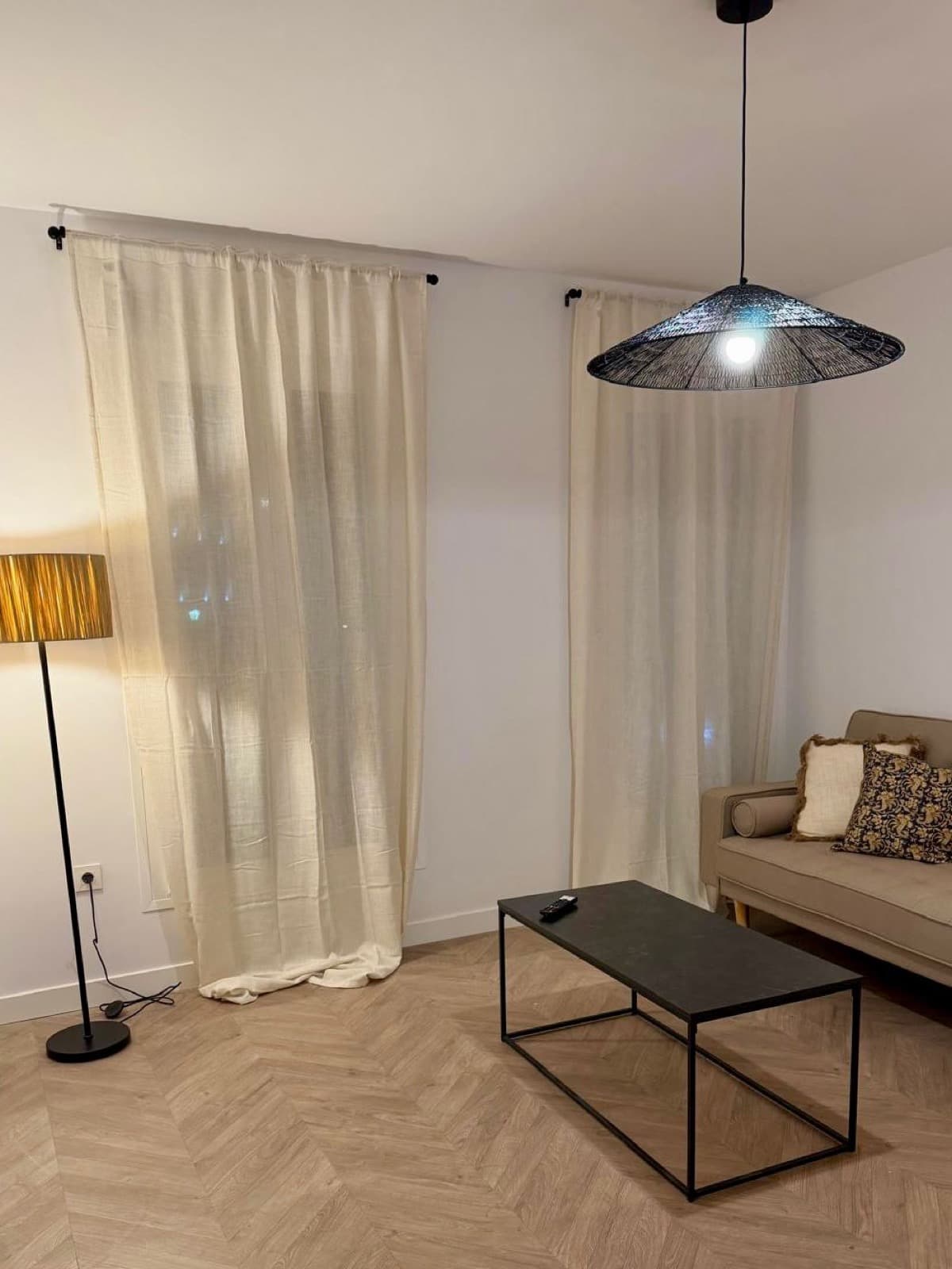 Salón con ambiente nocturno acogedor