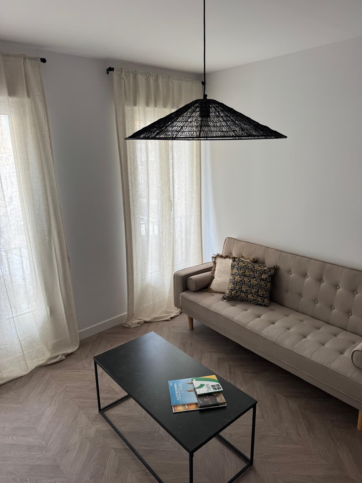 Salón con sofá y lámpara de diseño